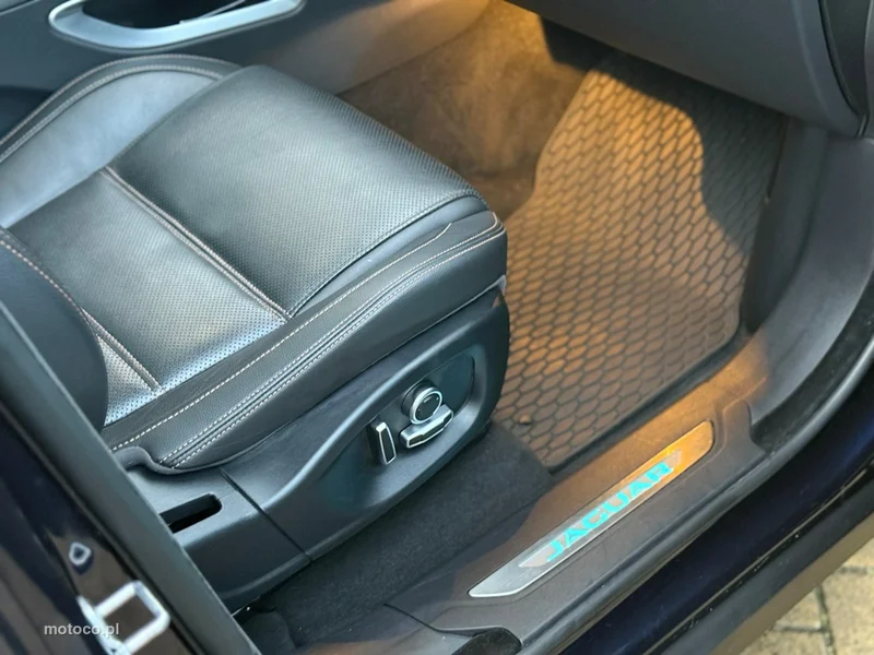 Jaguar F-Pace 10