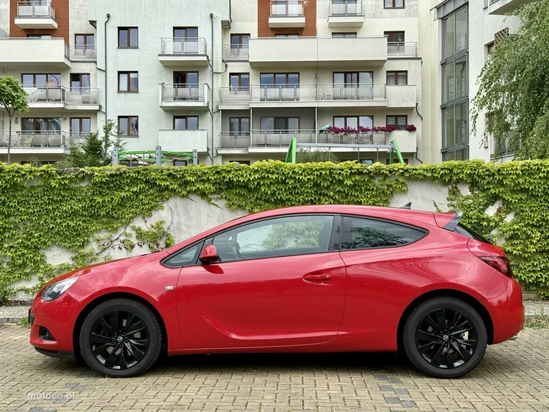 Opel Astra GTC 13