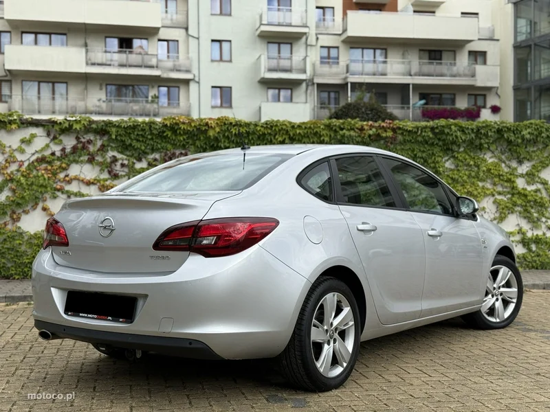Opel Astra J 9