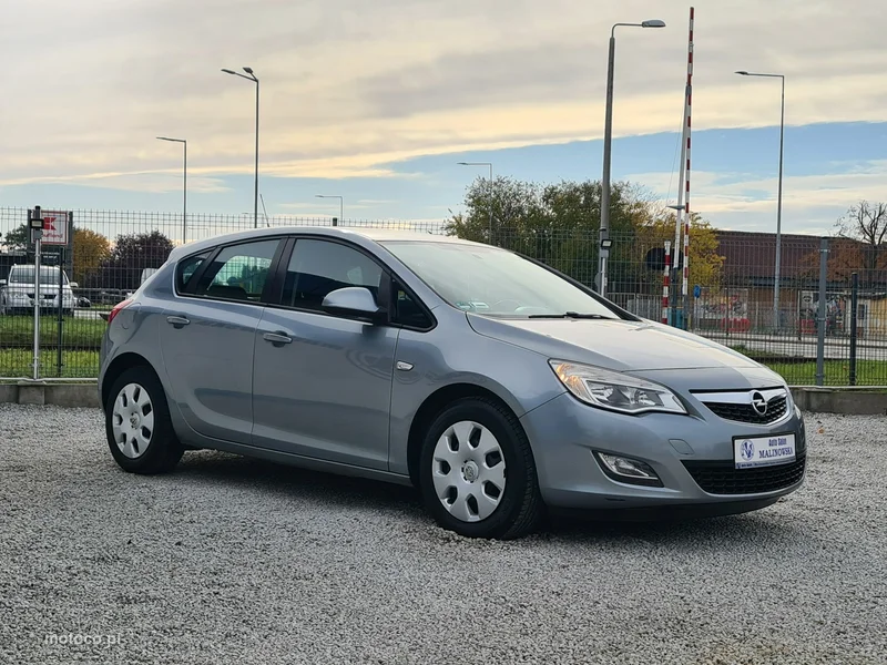 Opel Astra J 8