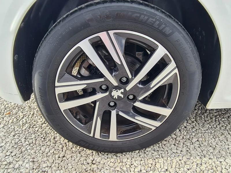 Peugeot 208 36