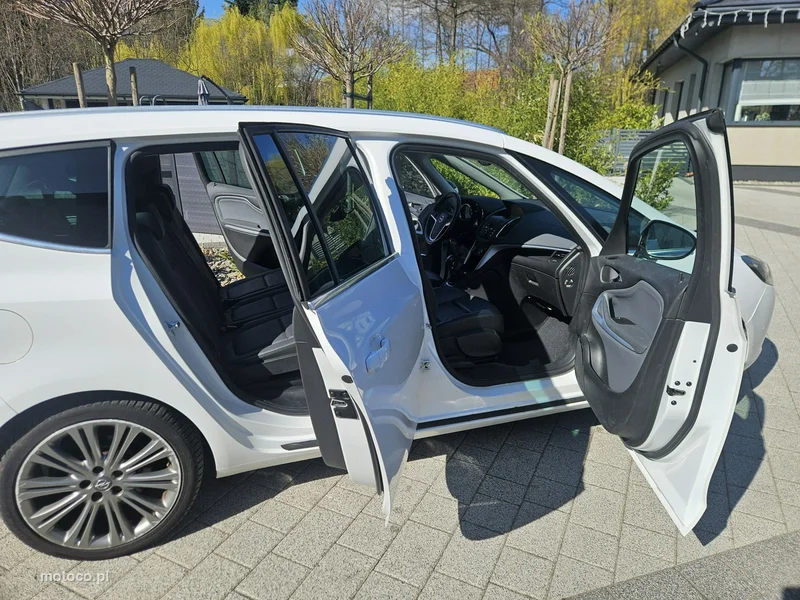Opel Zafira C Tourer 9