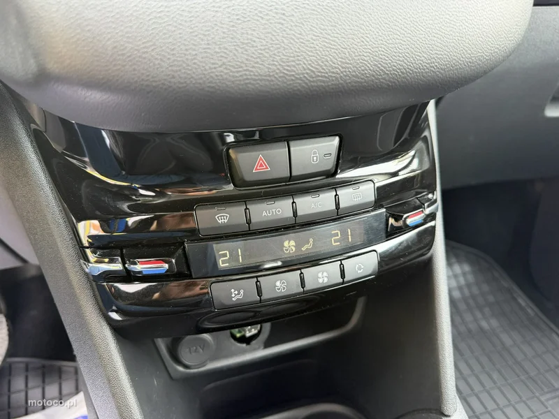 Peugeot 208 24