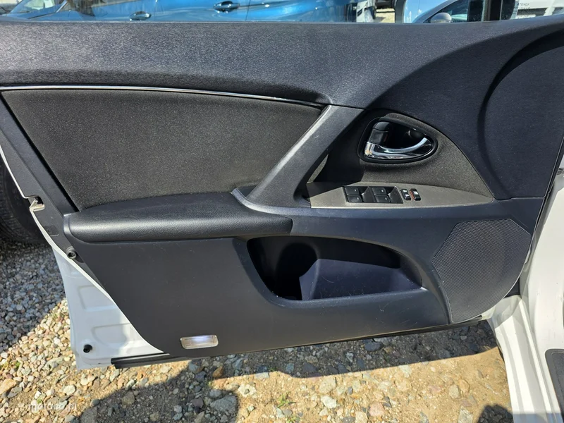 Toyota Avensis T27 29