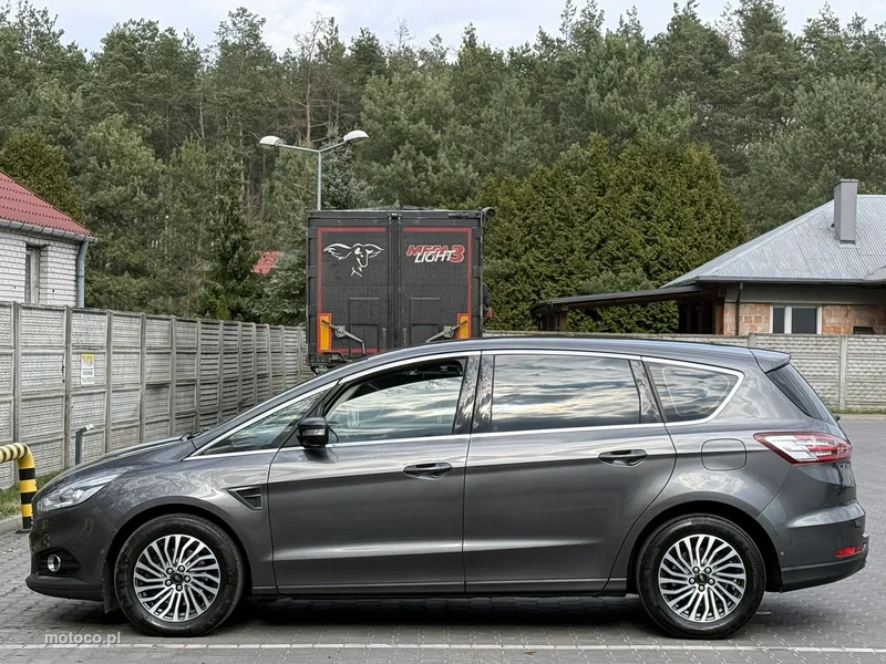 Ford S-Max II 32