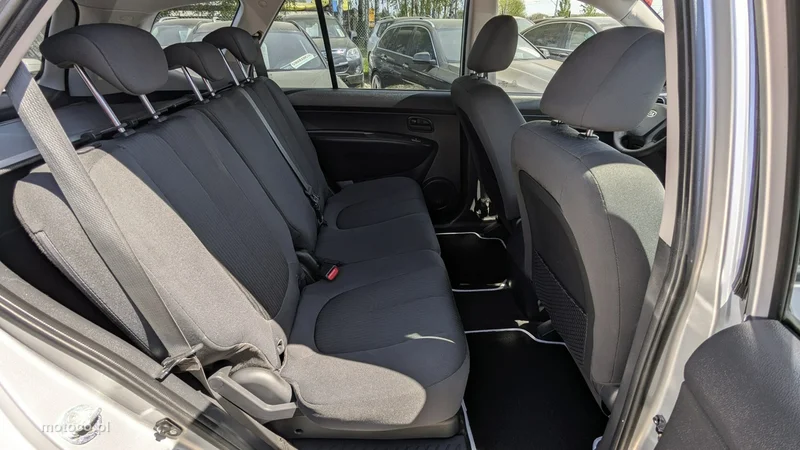 Kia Carens 17
