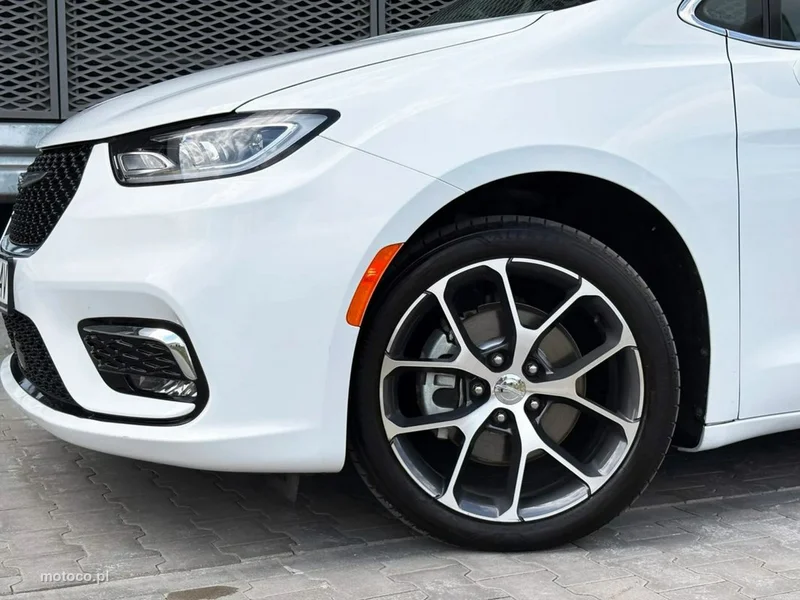 Chrysler Pacifica 11