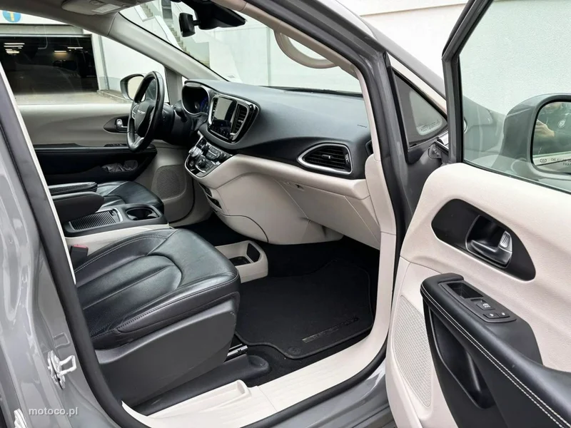 Chrysler Pacifica 11