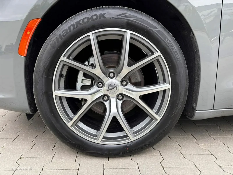 Chrysler Pacifica 9