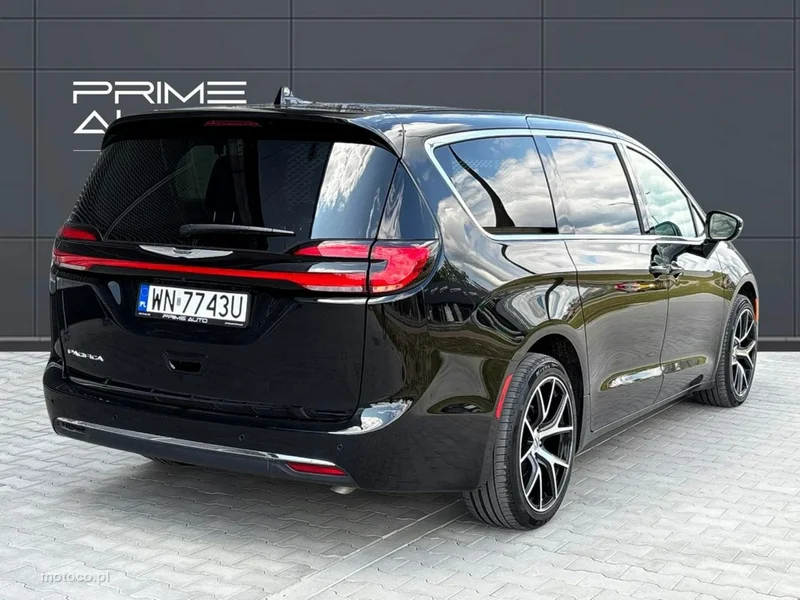 Chrysler Pacifica 9