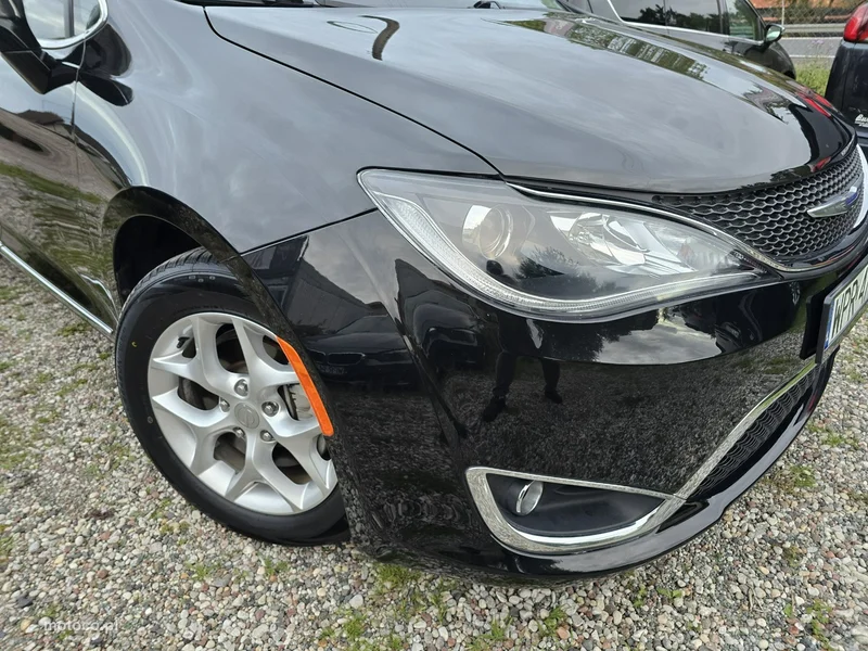 Chrysler Pacifica 11