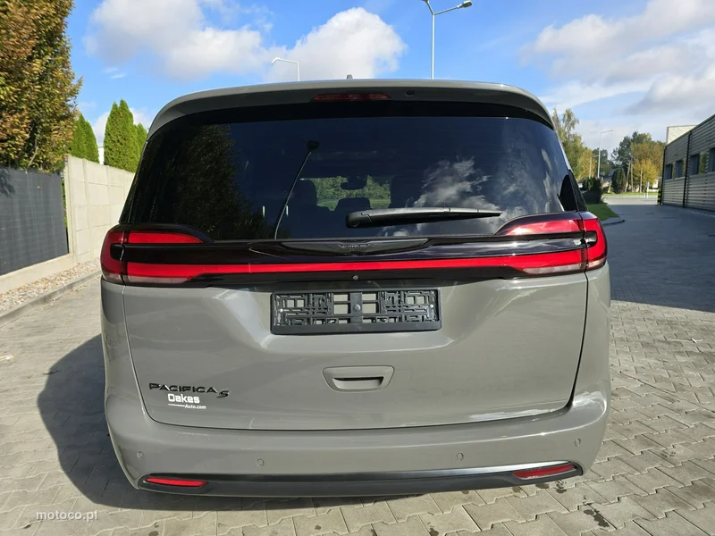 Chrysler Pacifica 8