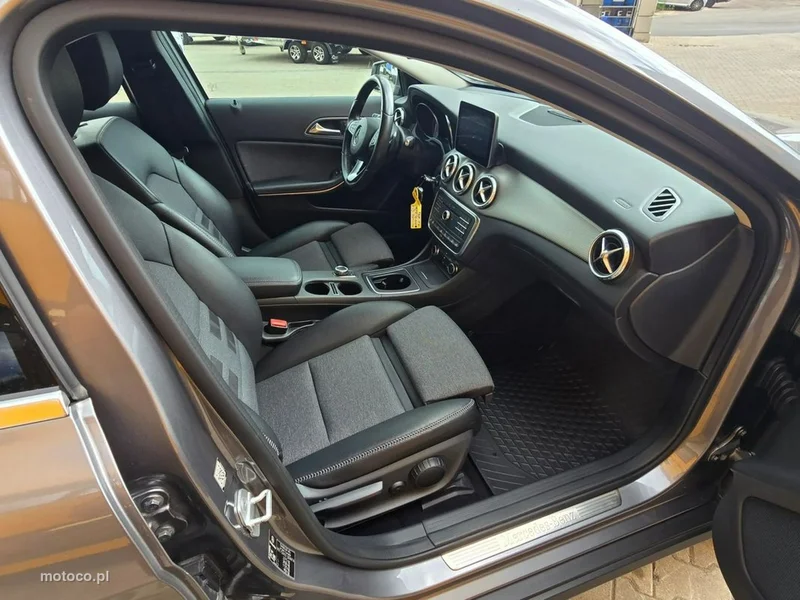 Mercedes-Benz GLA X156 200 12