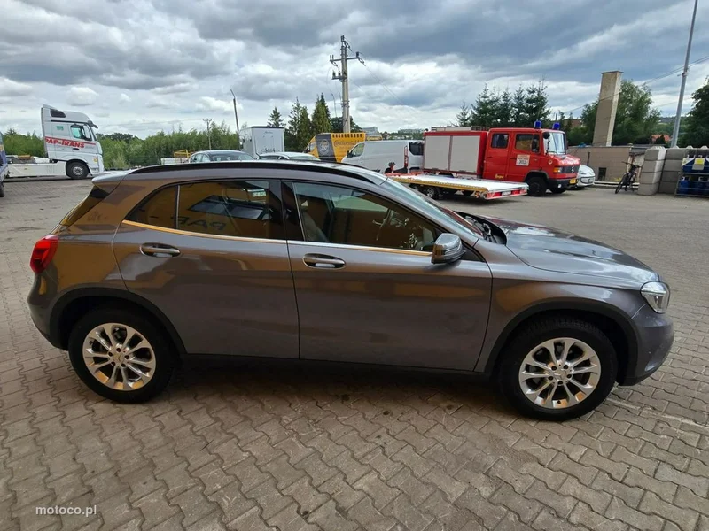 Mercedes-Benz GLA X156 200 8