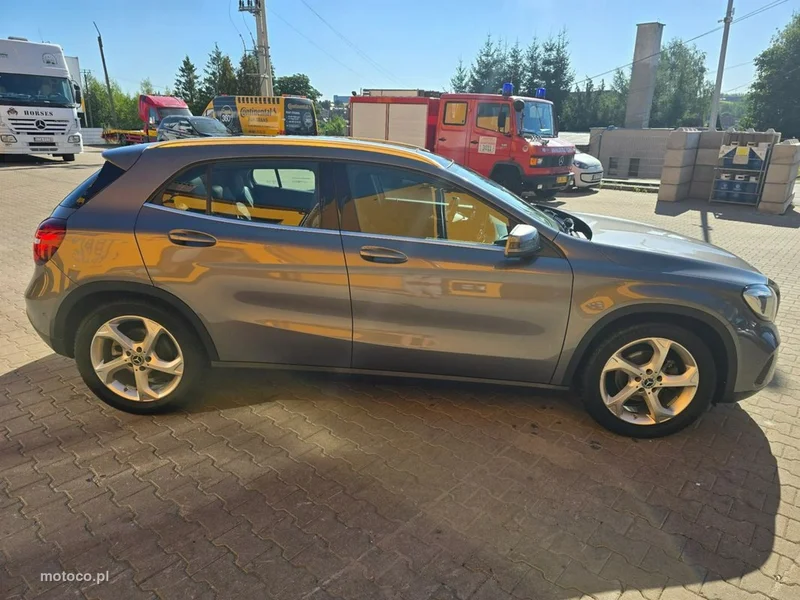 Mercedes-Benz GLA X156 GLA 200 3