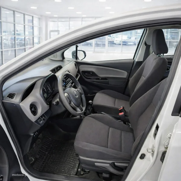Toyota Yaris XP210 3