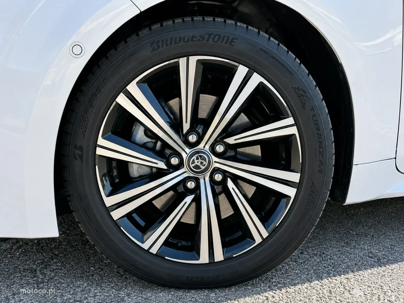 Toyota Corolla E210 13