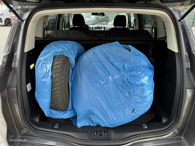 Ford S-Max II 26