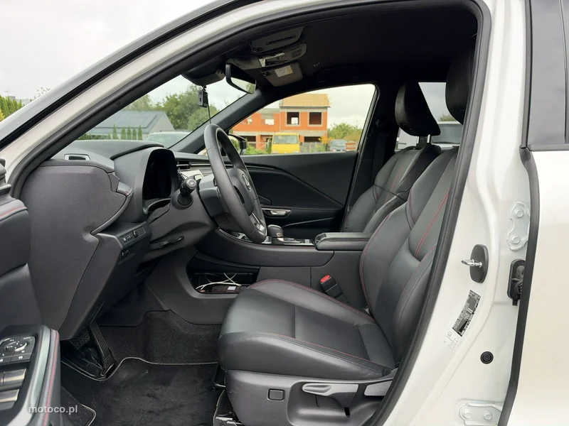 Lexus LBX 11