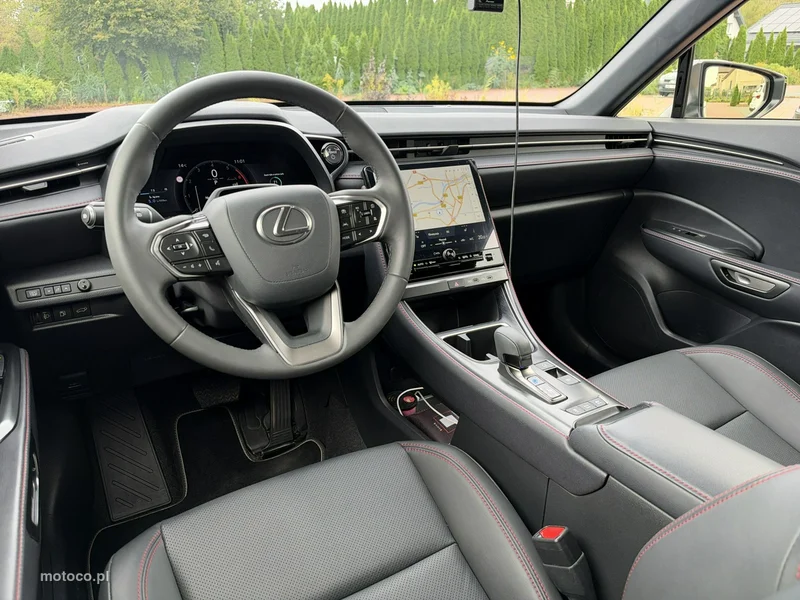 Lexus LBX 13