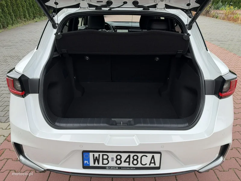Lexus LBX 16
