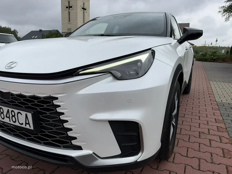 Lexus LBX 9