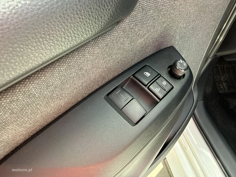 Toyota Yaris XP210 11