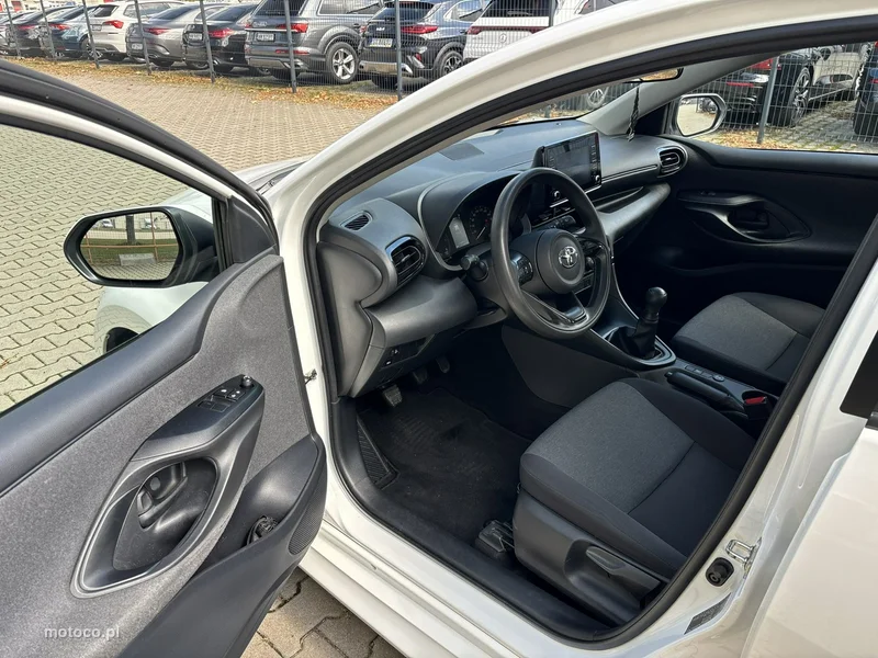 Toyota Yaris XP210 11