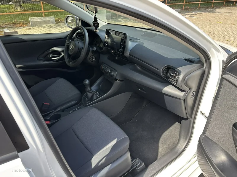 Toyota Yaris XP210 16