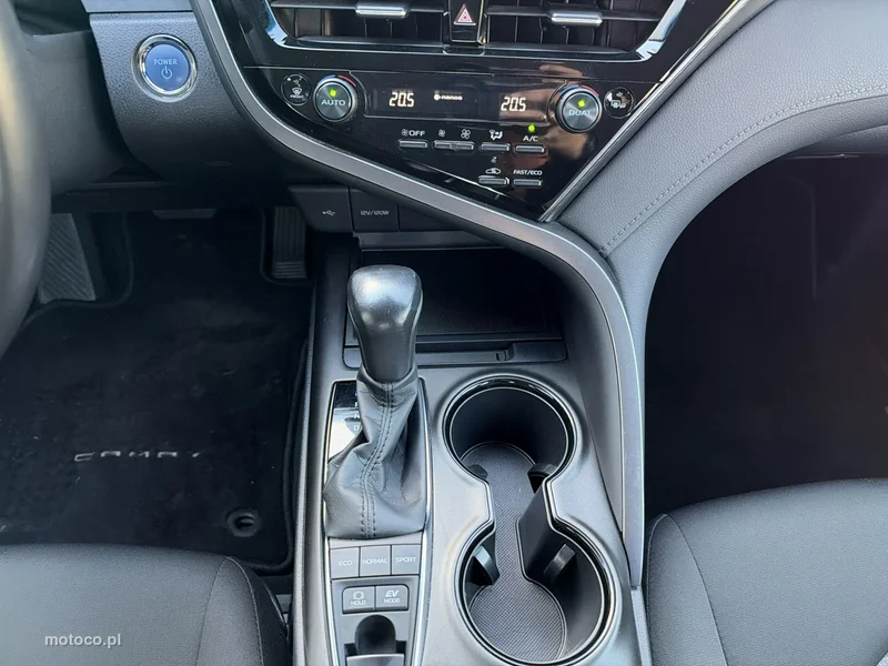 Toyota Camry XV70 23