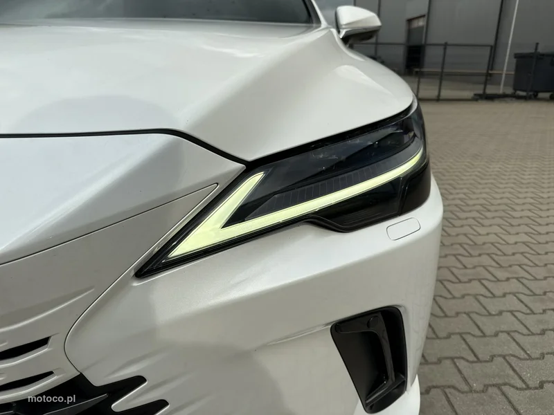 Lexus RX 9