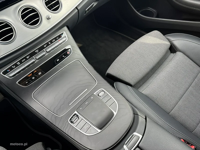 Mercedes-Benz Klasa E W213 E 300 25