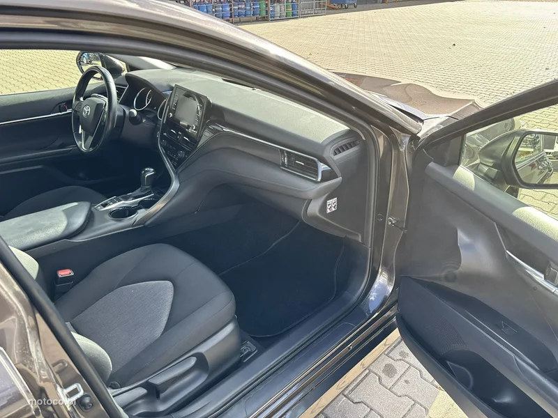 Toyota Camry XV70 16