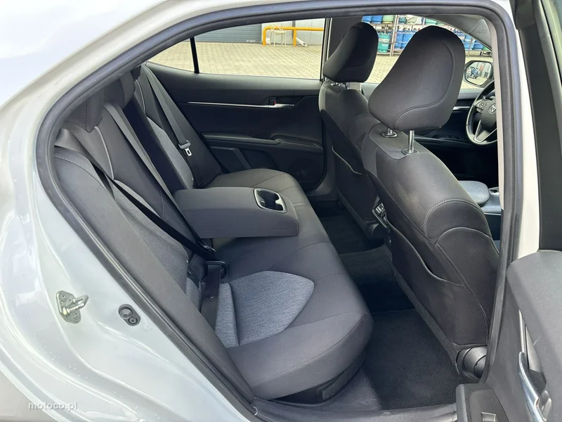 Toyota Camry XV70 17
