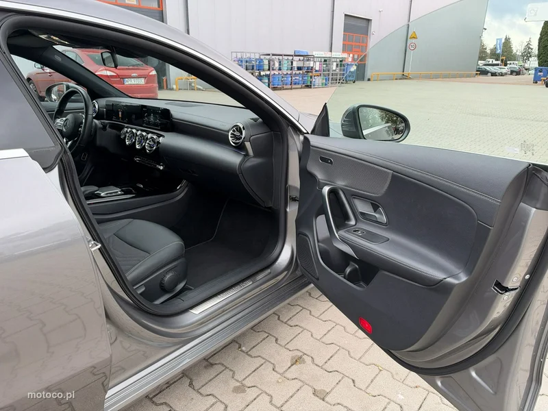 Mercedes-Benz CLA C118 180 18