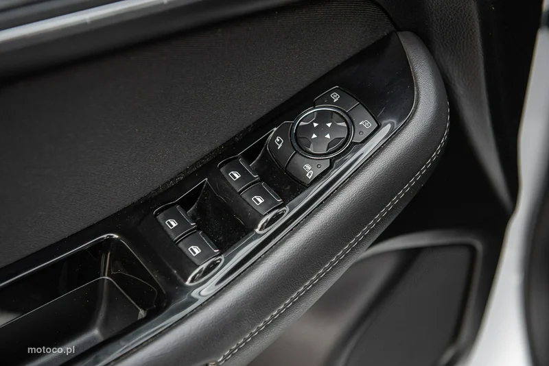 Ford S-Max II 32