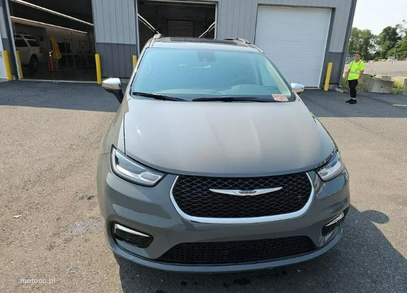 Chrysler Pacifica 2