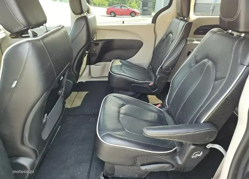Chrysler Pacifica 11