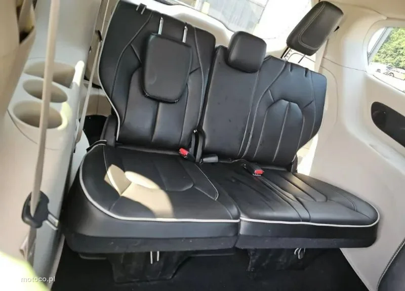 Chrysler Pacifica 12