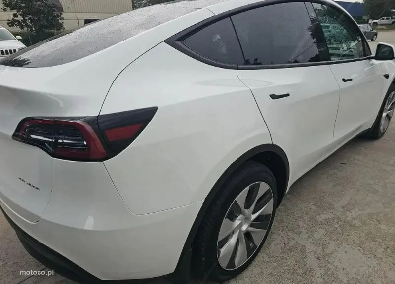 Tesla Y 4