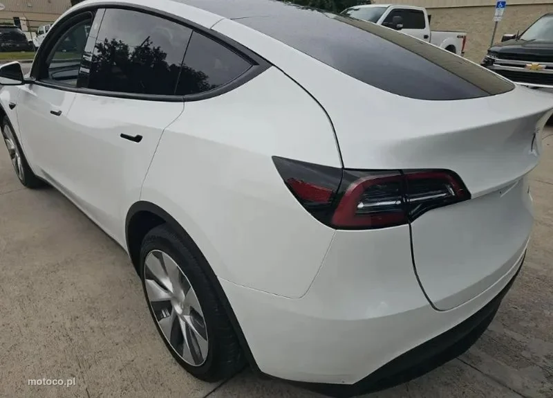Tesla Y 5