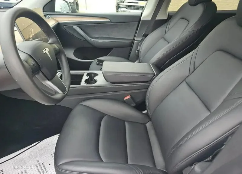 Tesla Y 8