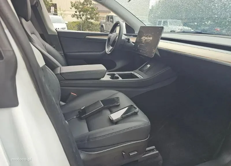 Tesla Y 9