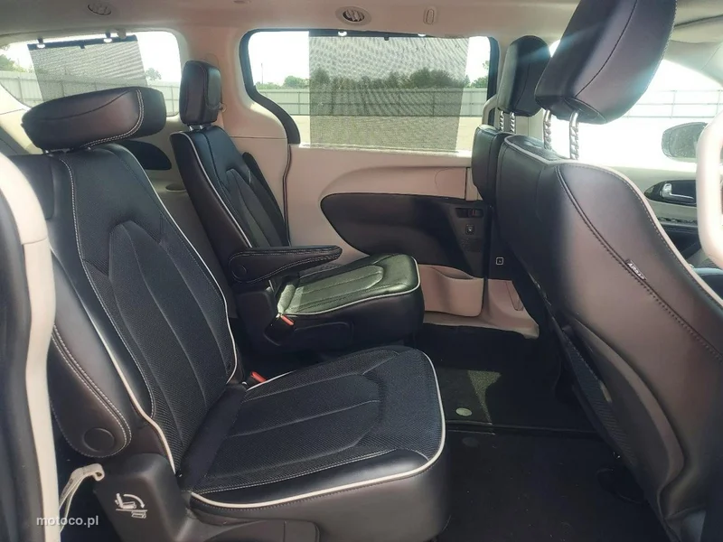 Chrysler Pacifica 11