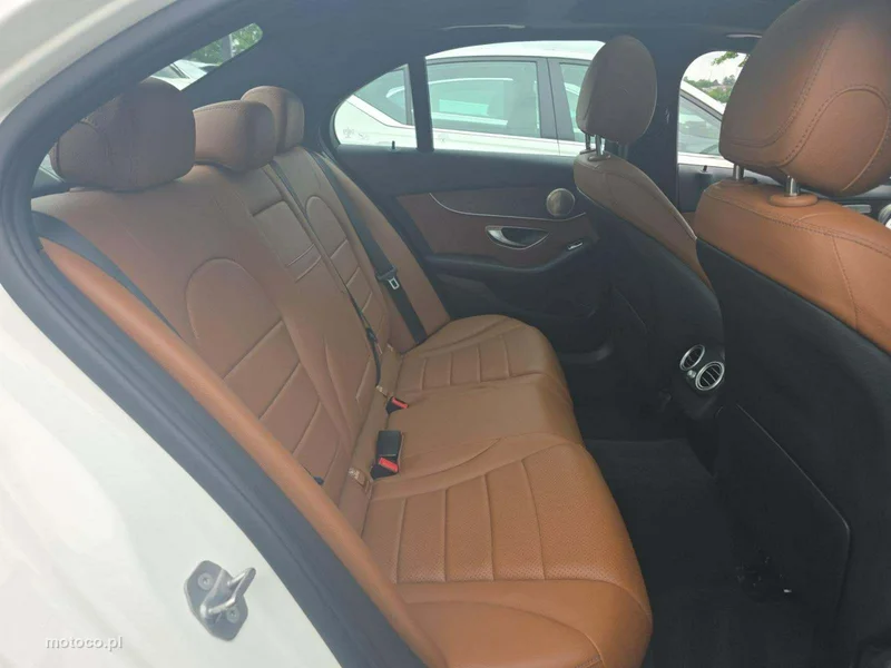 Mercedes-Benz Klasa C W205 C 300 9
