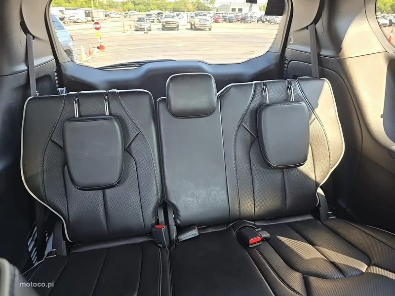Chrysler Pacifica 11