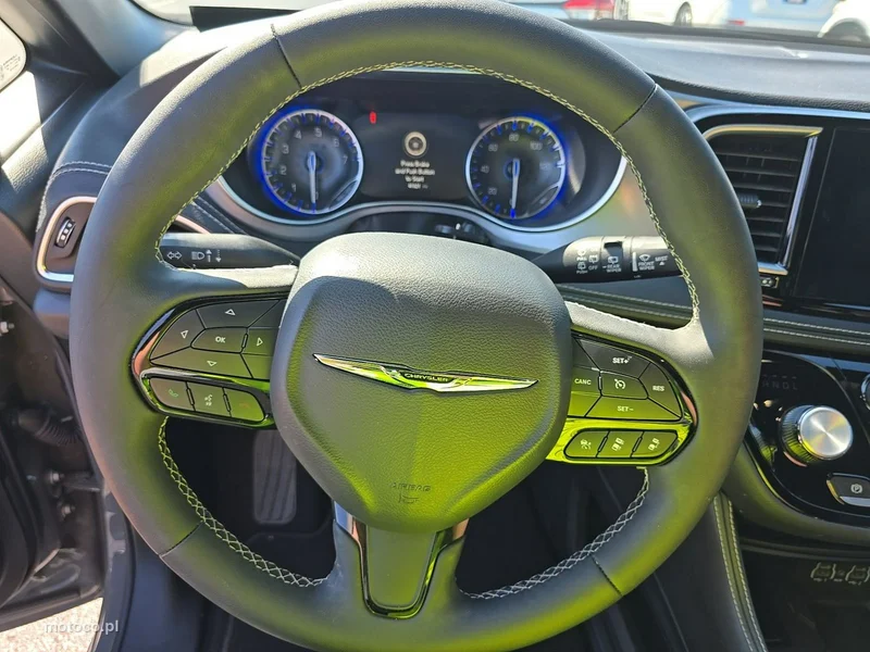 Chrysler Pacifica 8