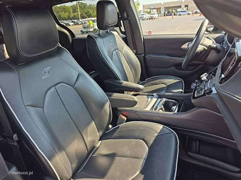Chrysler Pacifica 9