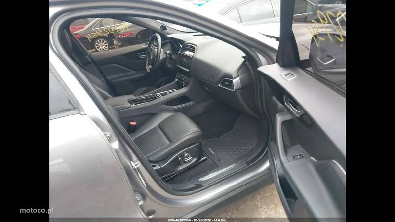 Jaguar F-Pace 8