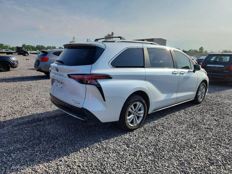 Toyota Sienna 4
